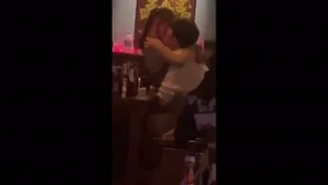 펍에서 대놓고 떡치는 커플
