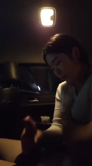 간단 대딸 시리즈 - 차안에서 대딸쳐주는 알바뛰는 이쁜이