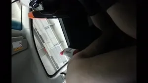 한적한 곳에 차대고 쉬고가는 중년커플
