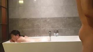 성당다니는 전여친 모텔 욕조에서