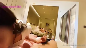 초대남과 1대1 휴대폰 촬영하는 초코와이프